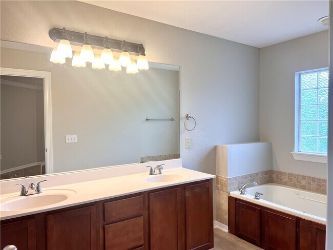 Building Photo - 564 S Pierremont Dr