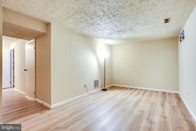 Building Photo - 6075 Cedar Wood Dr