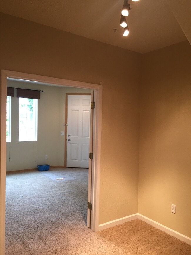 Building Photo - 3 Bedroom 2.5 Bath DuPont Townhome