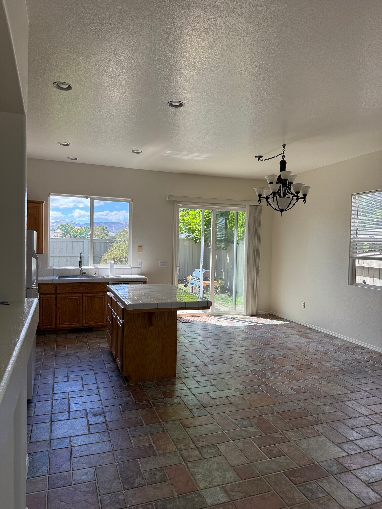 Kitchen/Dining - 1640 Cattlemen Ct
