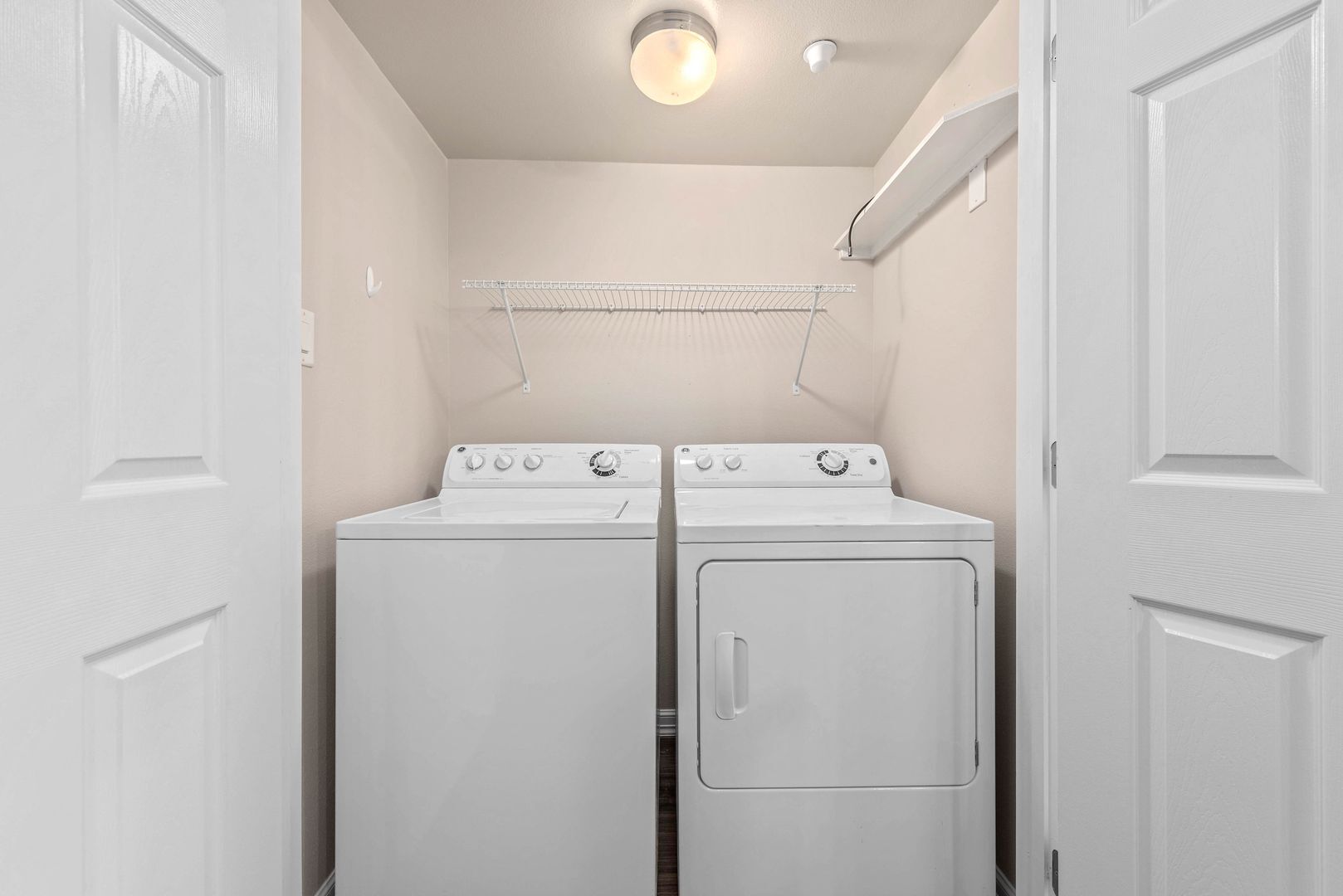 Building Photo - SHORT TERM SUBLEASE MAY 15TH - JULY 22ND Spacious 1 Bed, 1 Bath in Beautiful Lakeridge on Bus Route!