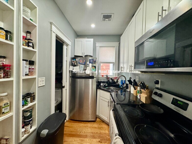 Building Photo - 146 Hillside St