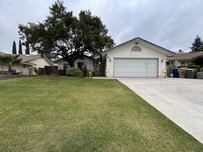 Building Photo - NE Bakersfield home with a sunroom!
