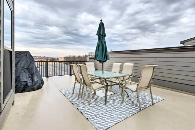 Building Photo - Luxury 3BR/2.5BA Condo w/ Balcony and Rooftop Terrace & Garage – Walk to One Loudoun