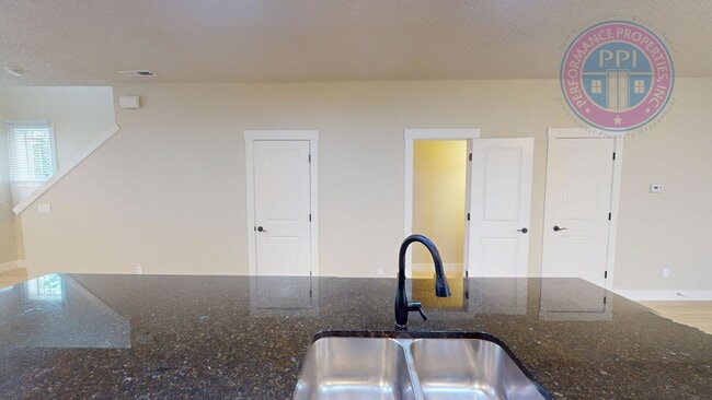 Building Photo - Desirable Bethany Location, Spacious & Sty...