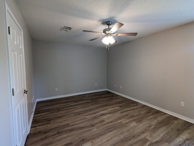 Building Photo - 1812 Brick Cir
