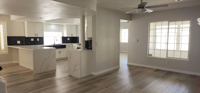 Building Photo - Spacious 4-bedroom Home Available in Desert Shores!