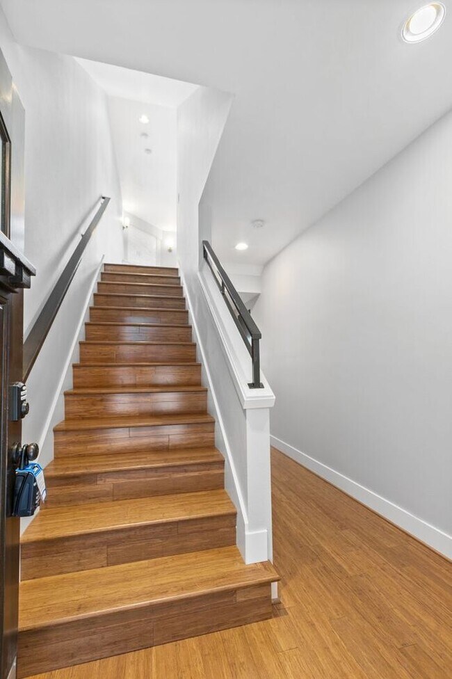 Building Photo - Luxurious Air-Conditioned Leschi View Townhome