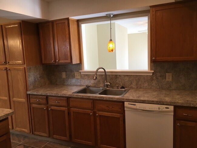 Building Photo - 10050 Southridge Dr