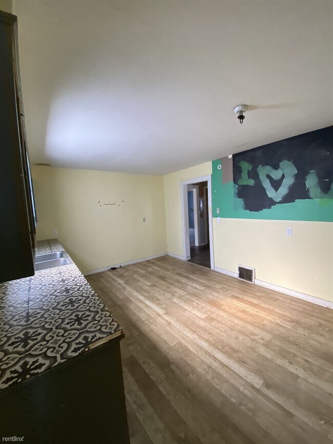 Building Photo - 2 br, 1 bath House - 207 South Locust Street