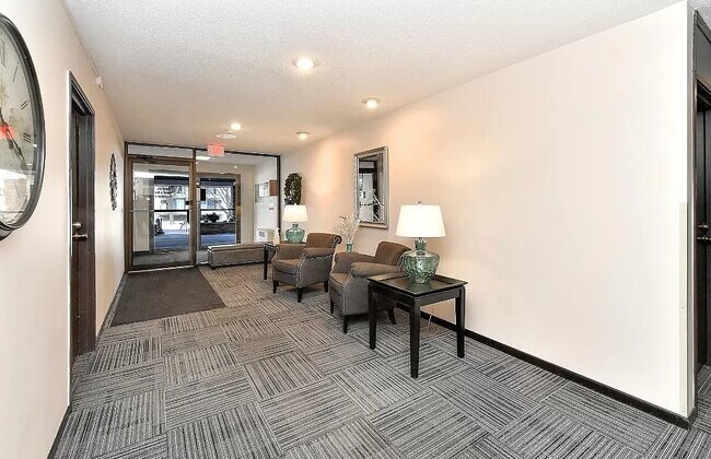 Building Photo - 1304 W Medicine Lake Dr