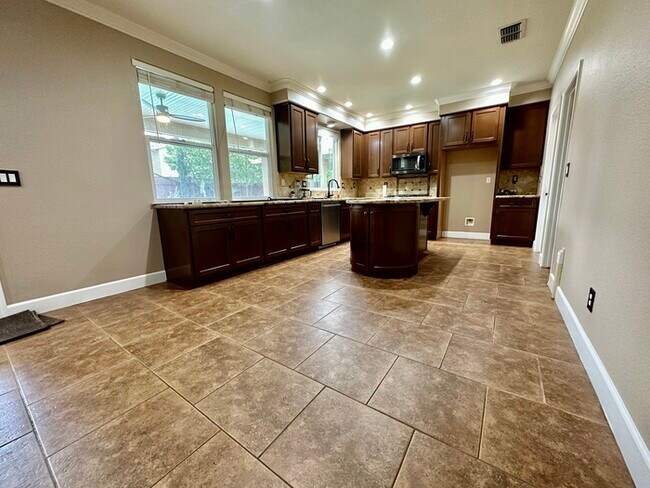 Building Photo - Must See This Beautiful 4 Bedroom 3 Bathro...