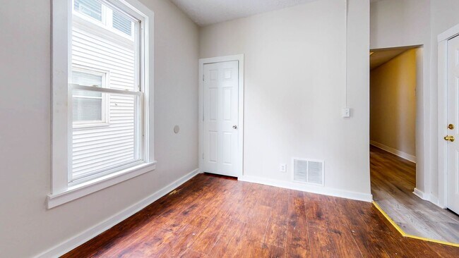 Building Photo - 46-48 Henry St - 2R