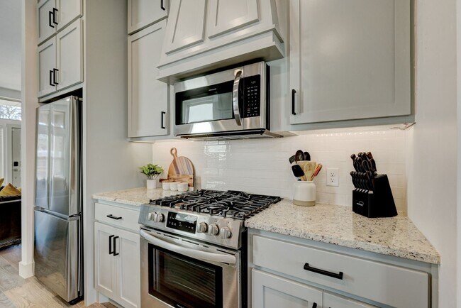Building Photo - Stunning 4 Bedroom 3 Bath Home