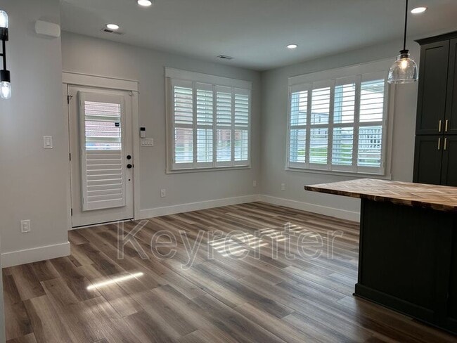 Building Photo - 210 7th St