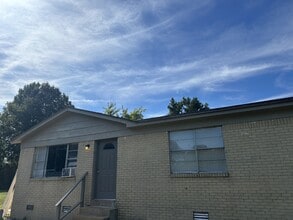 Building Photo - 114 Jelk St