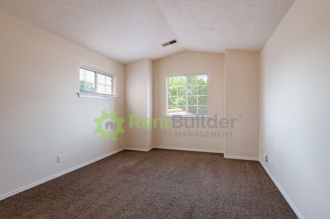 Building Photo - WOW CHECK OUT THIS AWESOME HOME IN RIVERVIEW ESTATES