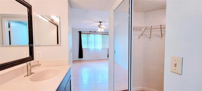 Building Photo - 9977 Westview Dr