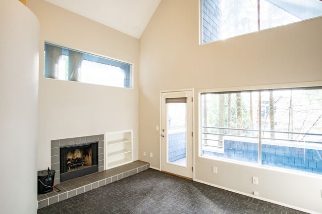 Building Photo - FREE RENT: Fantastic Lake Oswego 2Bdr w/Fireplace, Dishwasher & W/D + Balcony