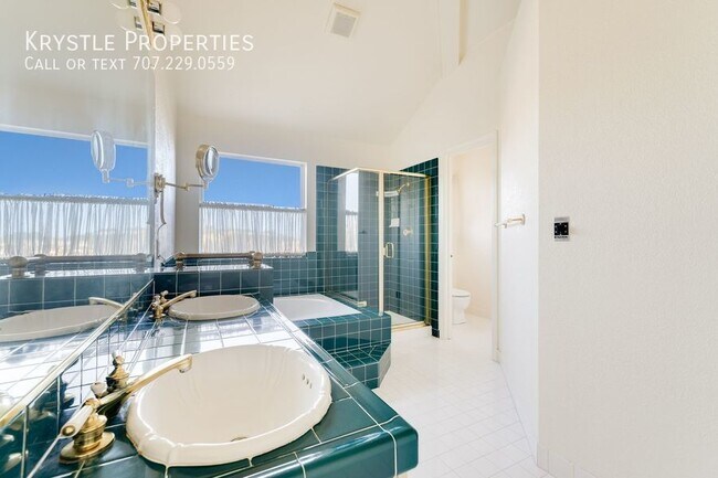 Building Photo - Luxurious Living in Gated Villa Del Mar Co...