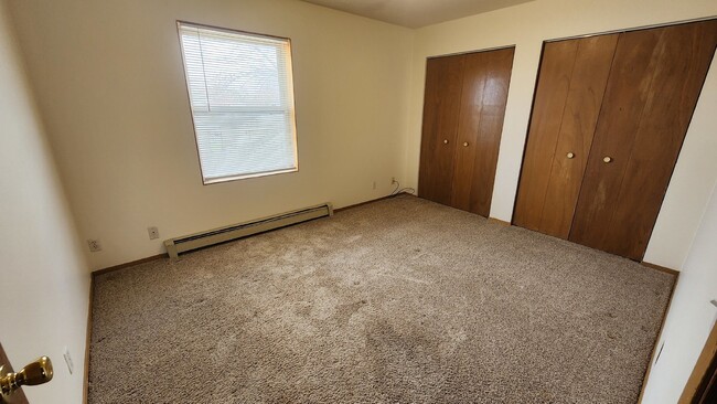 Building Photo - 2 Bedroom, 1.5 Bathroom Townhouse With Att...