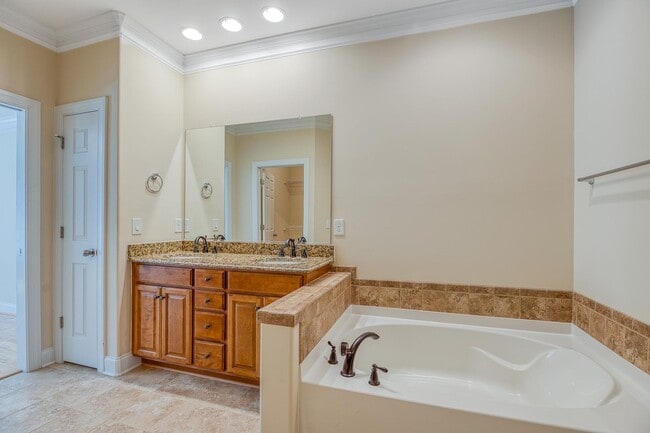 Building Photo - 3 Bedroom, 3 Bathroom Winston Salem Townhome