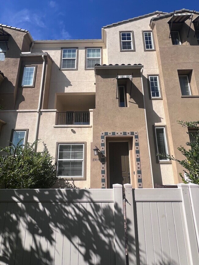 Building Photo - Gorgeous Like-New 4BD/3.5BA Oceanside Townhome! Bright & Airy Open Floor Plan, Stainless Applianc...