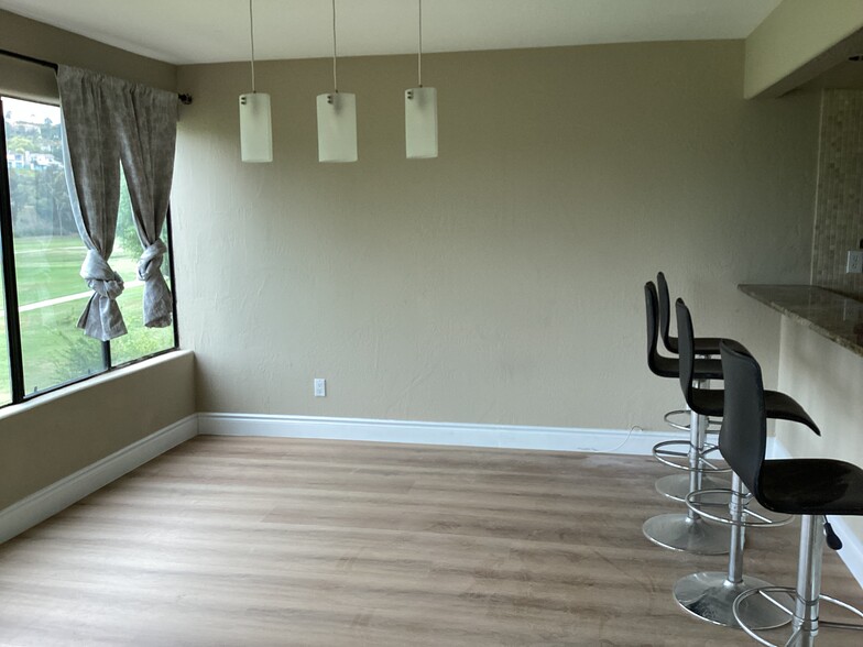 Building Photo - 2556 Navarra Dr
