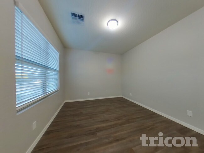 Building Photo - 4521 W Saddlebush Way