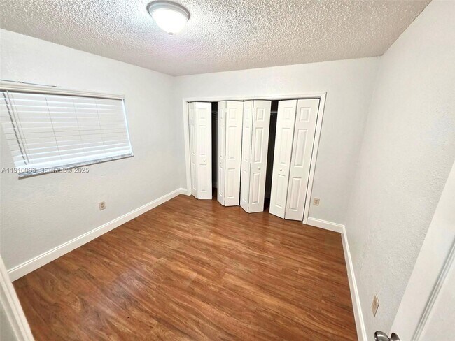 Building Photo - 422 NE 166th St