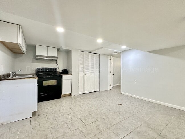 Building Photo - Updated Ranch with Bonus Space & Prime Loc...