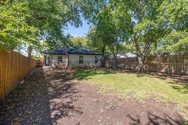 Building Photo - 400 Leuty St
