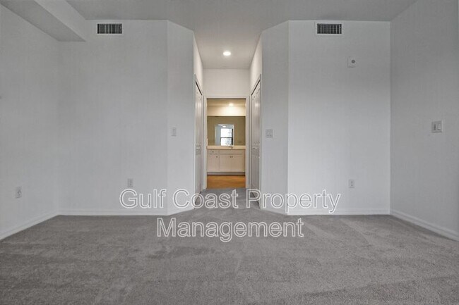Building Photo - 5703 N Honore Ave