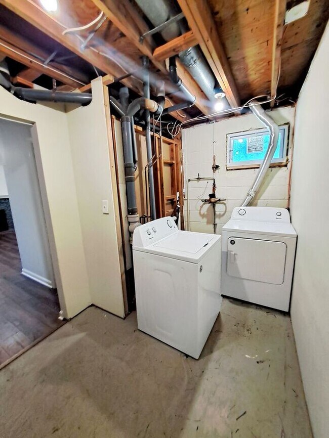 Building Photo - Coming Soon! Attractive Mid Century Modern...