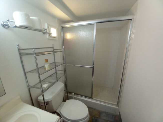 Building Photo - 2 Bed/2 Bath/1 Parking at Fern Terrace