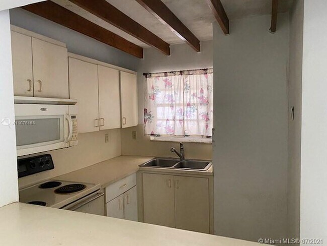 Building Photo - 8870 Fontainebleau Blvd