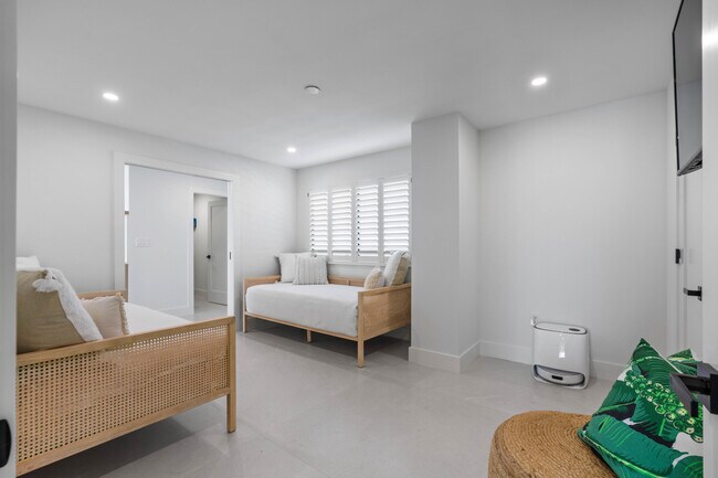 Building Photo - 10410 S Ocean Dr