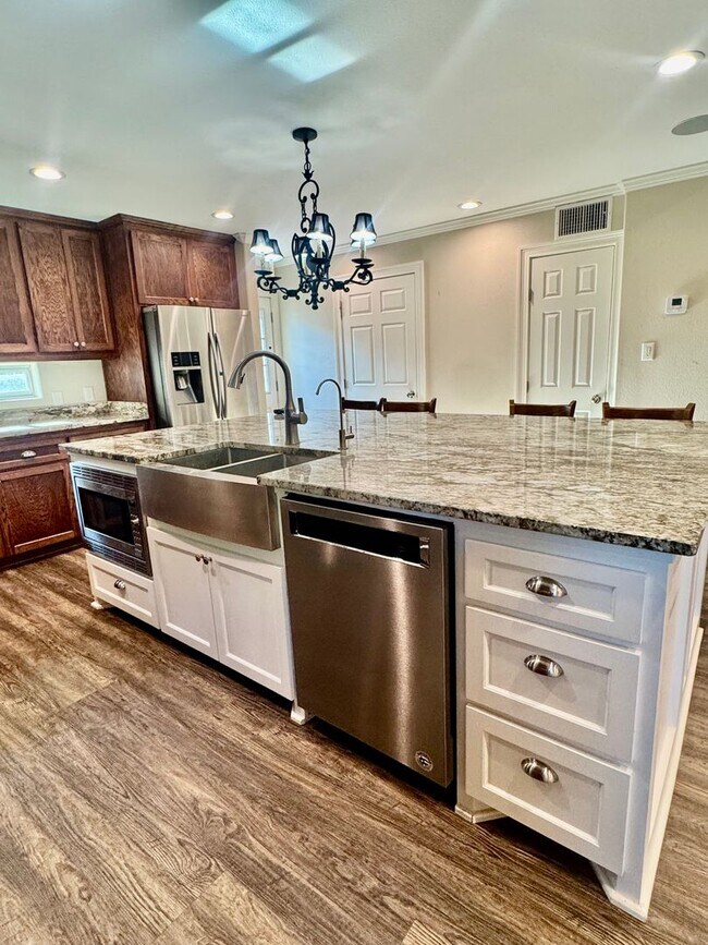 Building Photo - Elegant Estate in the Country Club Setting-Mother in law suite