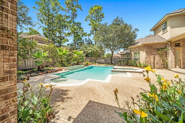 Building Photo - Exceptional 5-bedroom home (2 down) in desirable Woodlands Country Club with landscape & pool mai...