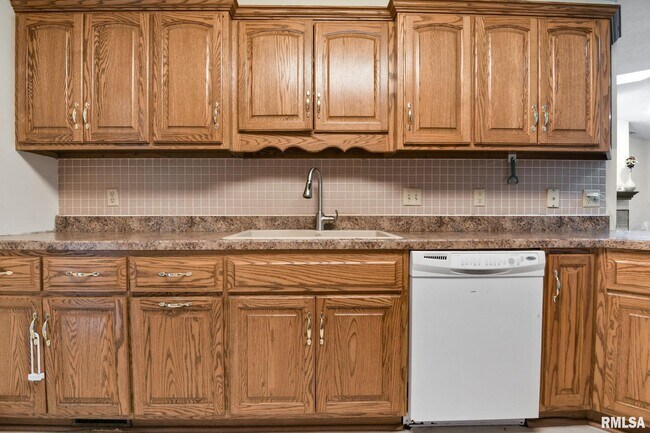 Building Photo - 2605 Montega Dr