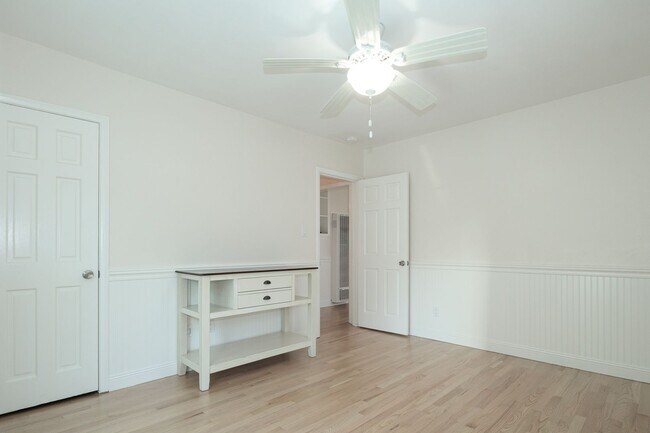 Building Photo - 3845 Sunset Ln