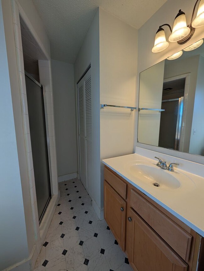 Building Photo - 2 Bedroom Walking Distance to NCSU!