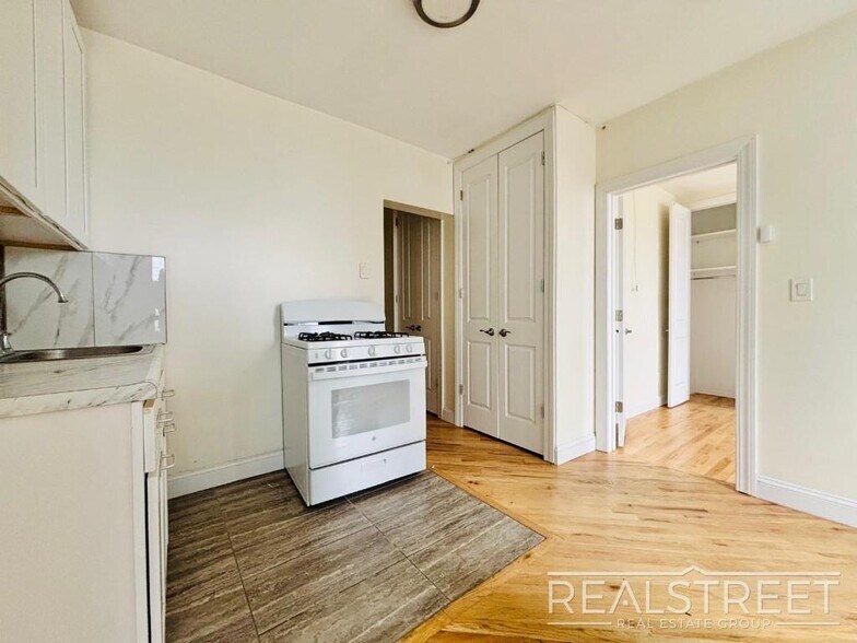 Building Photo - Large 2 bedroom on a Picturesque Tree-Line...