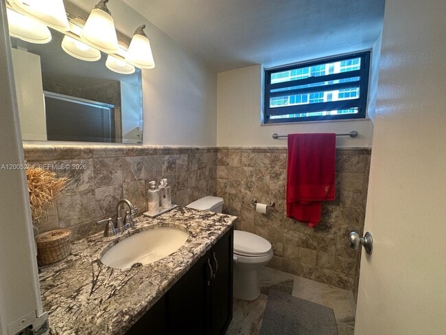 Building Photo - 2625 Collins Ave