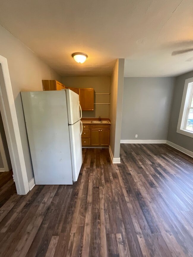 Building Photo - 1 bedroom/ bath duplex