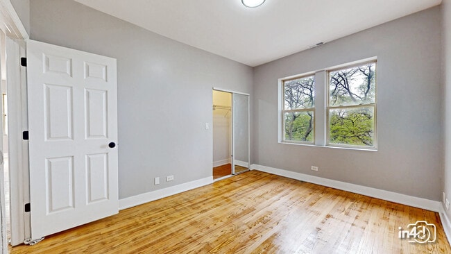 Building Photo - 3925 W Ainslie St