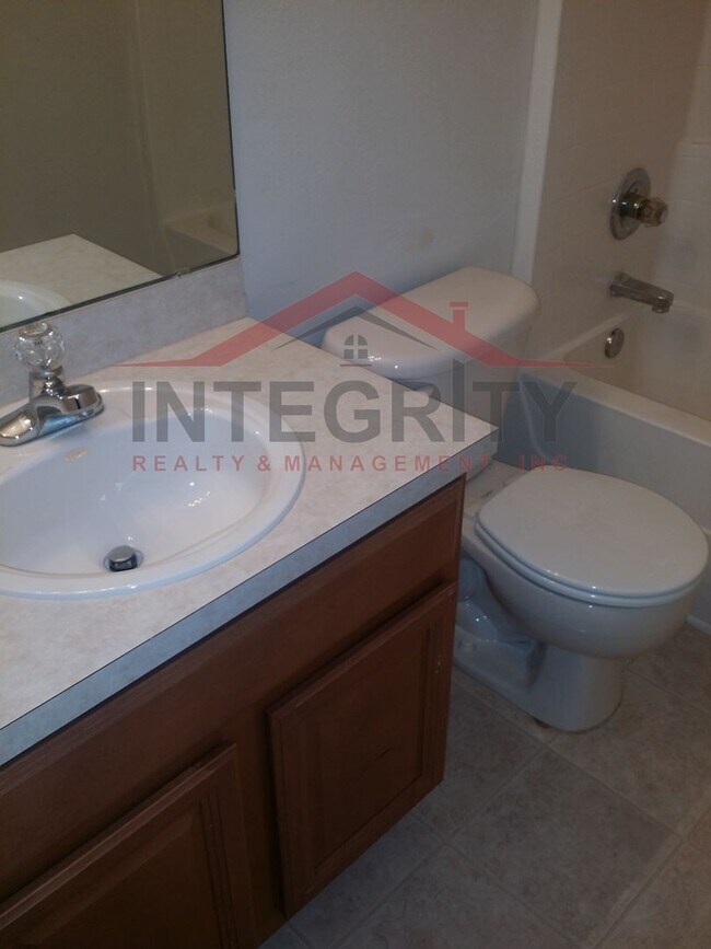 Building Photo - 2 bed/2 bath townhome in Timothy Landing