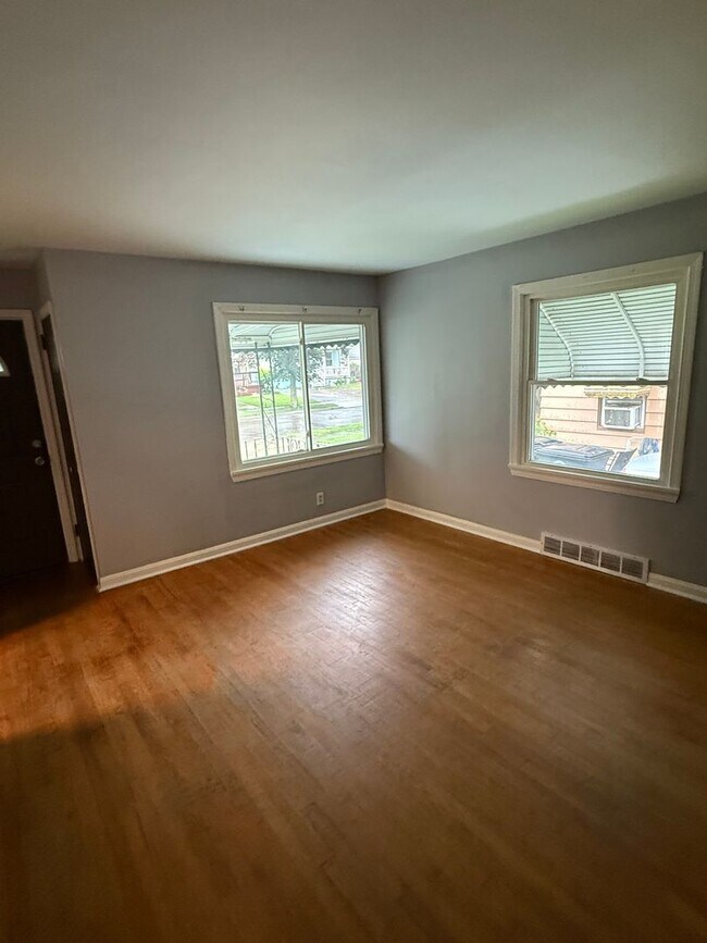 Building Photo - SECTION 8 AND EDEN ACCEPTED!! Newly Renova...