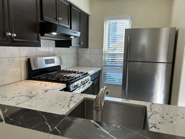 Building Photo - Spacious Townhome in Desirable Fairfield Area