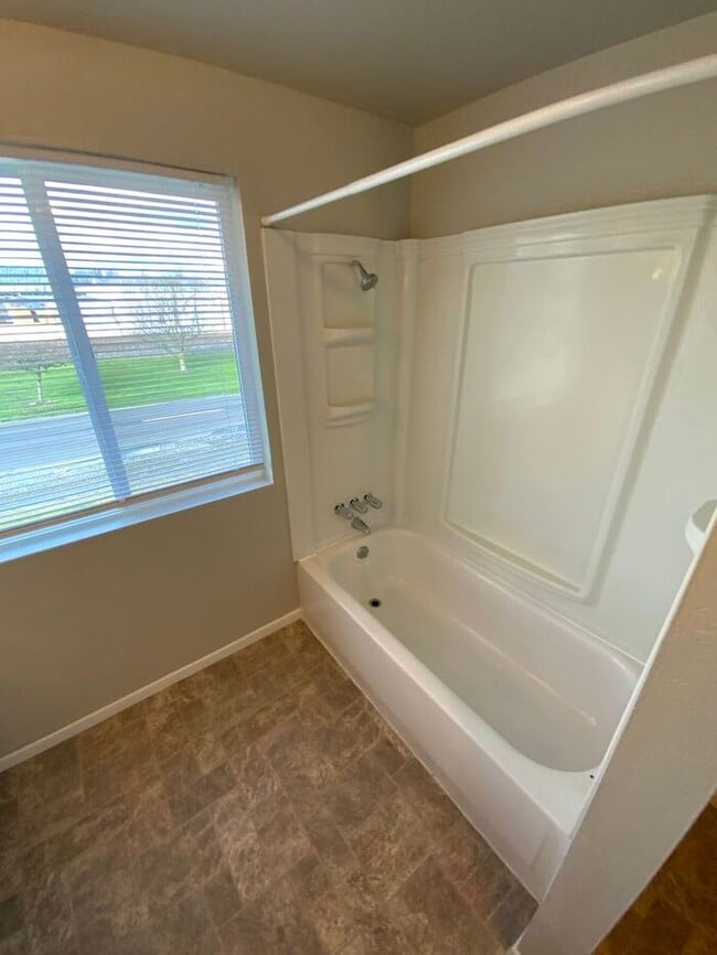Building Photo - Sumner Townhome Duplex w/ 1 car carpot & N...